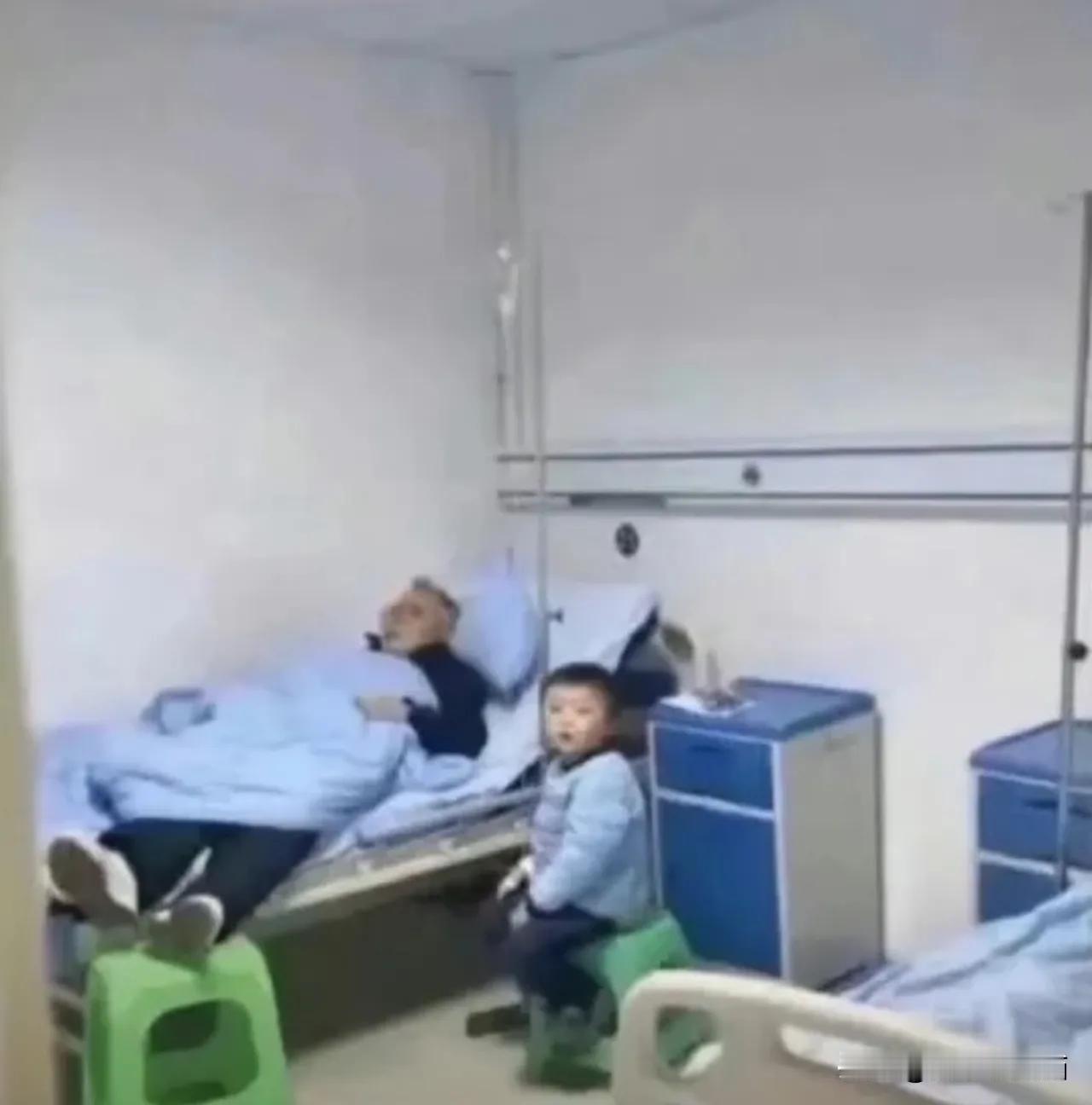 远程观看，好孙子太孝顺爷爷了，爷爷输液，孙子全程陪护，爷爷没白疼这大孙子。把镜头