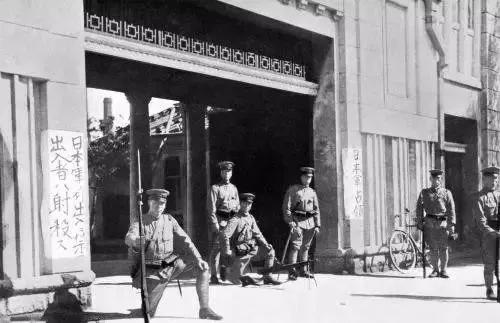▲1931年9月19日，侵华日军在占领的沈阳兵工厂门前戒备森严。