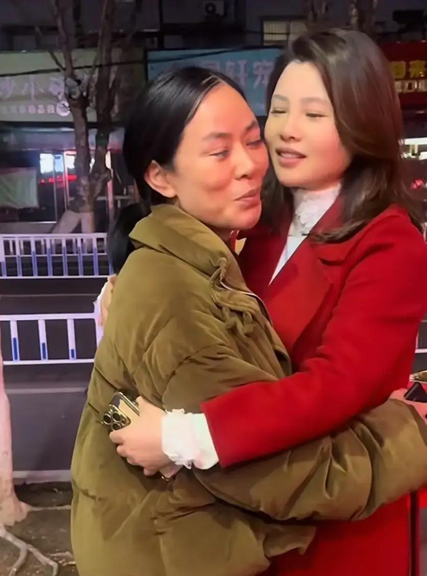 李鑫姐姐和门锁一姐掰了。
门锁一姐扬言手里有大瓜要砸。
导火索是门锁一姐的摄像师