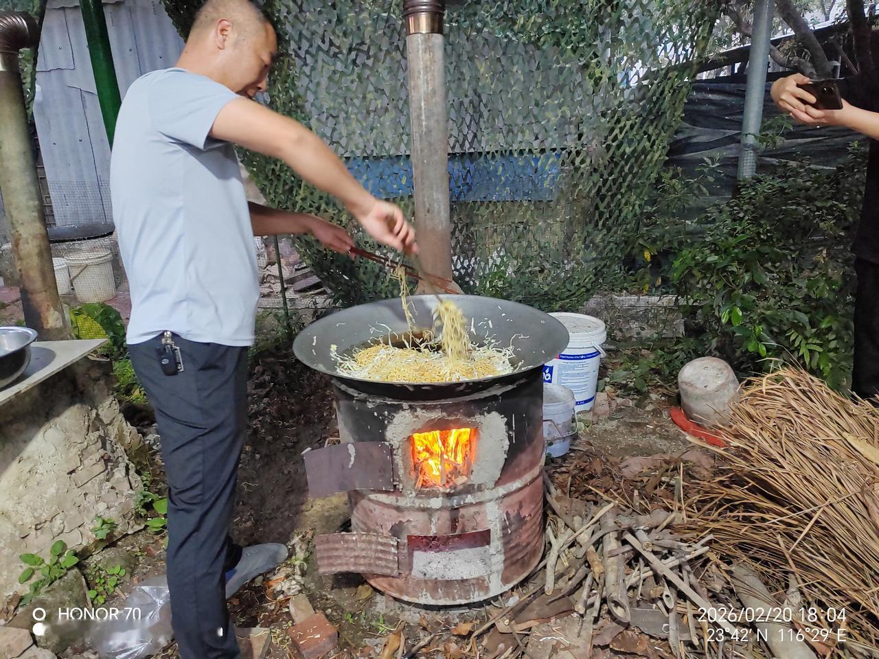 猜一猜，这鼎登塘炒面，多少人能吃完？
 
今晚，12个小家庭聚会。炊烟袅袅处，一