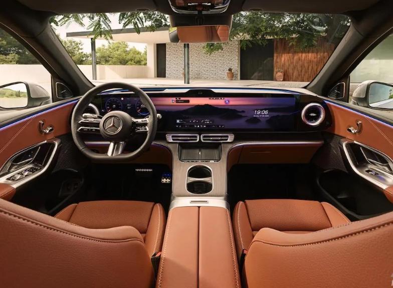 奔驰也开始玩大屏幕了！图片中是全新的纯电版奔驰GLC ，装备了39.1英寸（约9