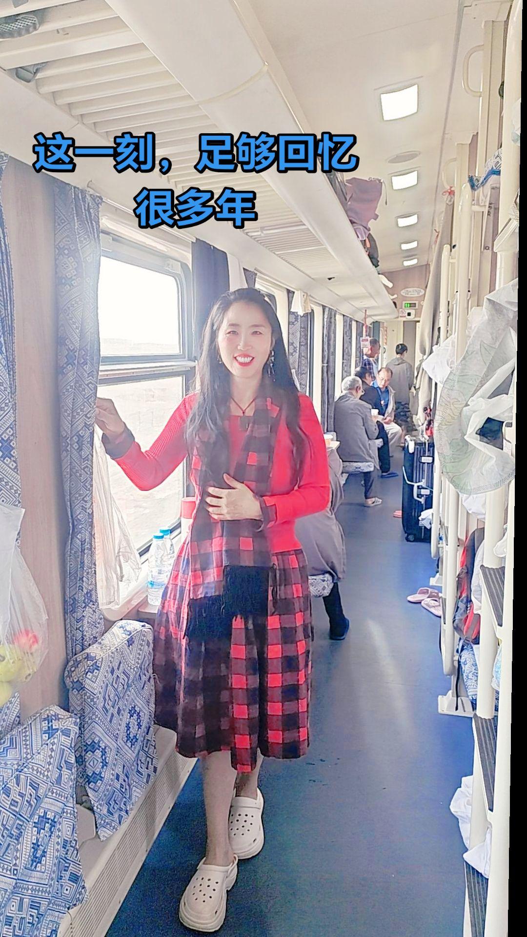 车厢里挤满了人，回忆里却空无一人。
新疆的绿皮火车，摇晃着岁月。
我们在人海中擦
