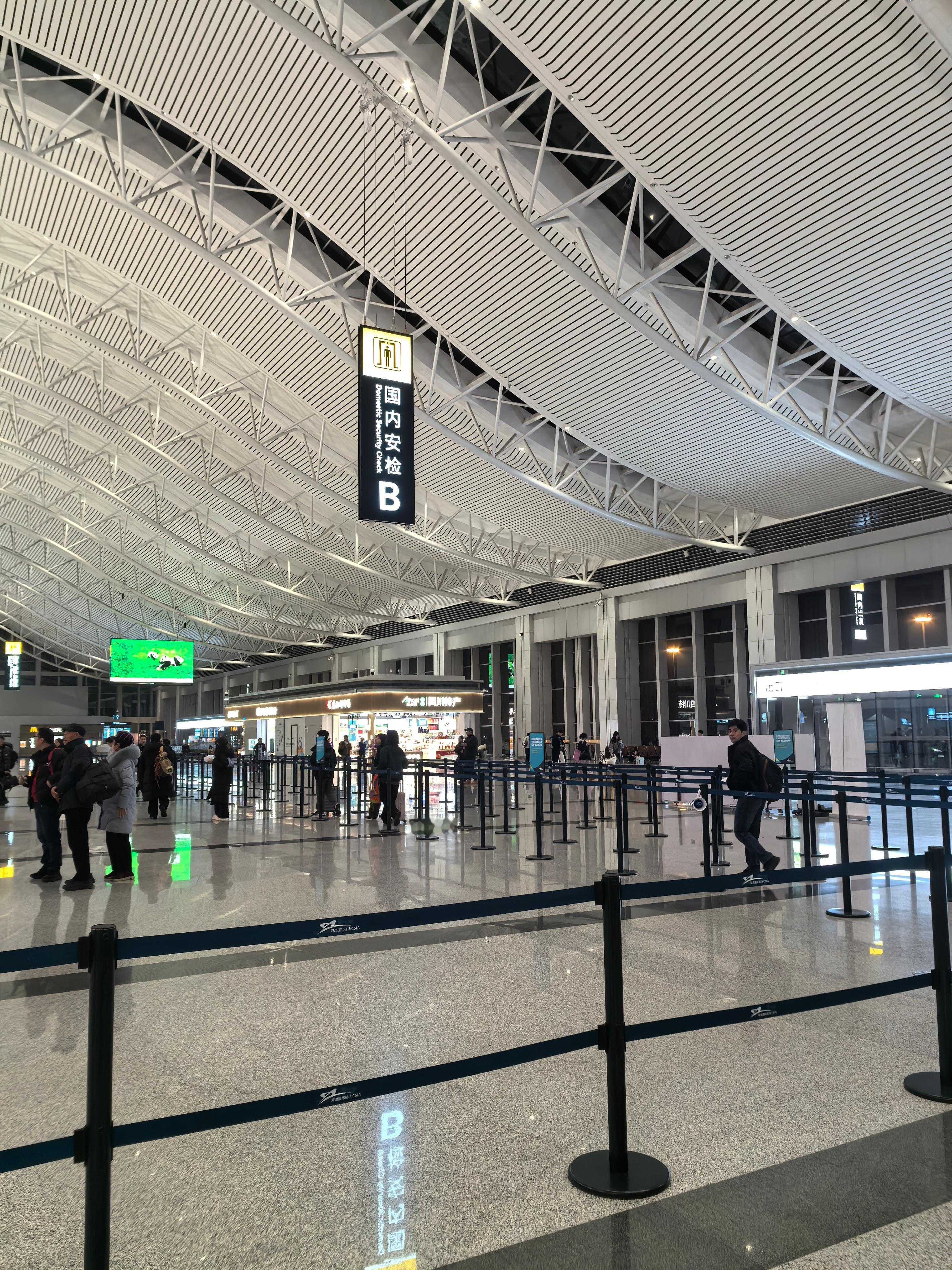 今天早上走成都双流机场高速居然不收费了？前两天开车去机场还给了10块钱成都双流机