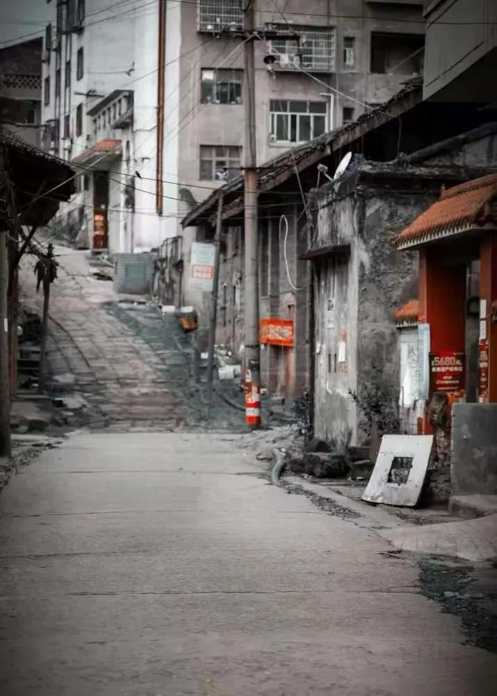 城市化还将继续，为了生计，回不去的故乡不只是在乡村。
五一回了趟老家的古镇，已经