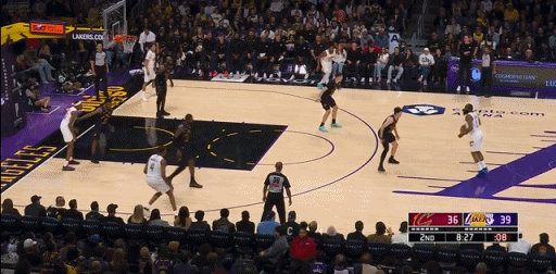 詹姆斯抢断詹姆斯！这画面太美！
在今天NBA常规赛湖人对阵骑士的第二节比赛中，詹