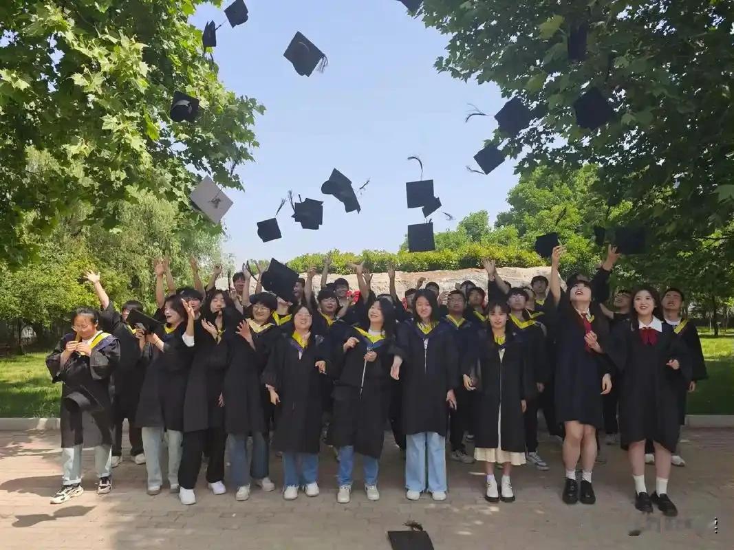 今天听一位大学老师说，现在的大学生，几乎全员围着绩点转，尤其是打算走保研路线的学