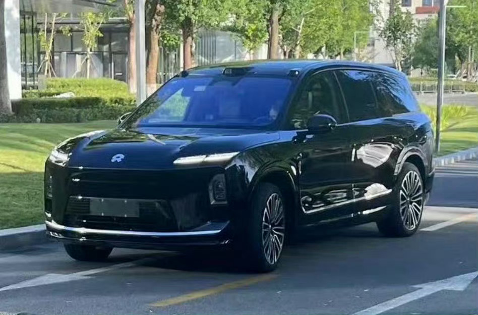 三代蔚来 ES8 这气场真强啊…妈妈我想换车！我不想要这个破 ET7 了[泪][
