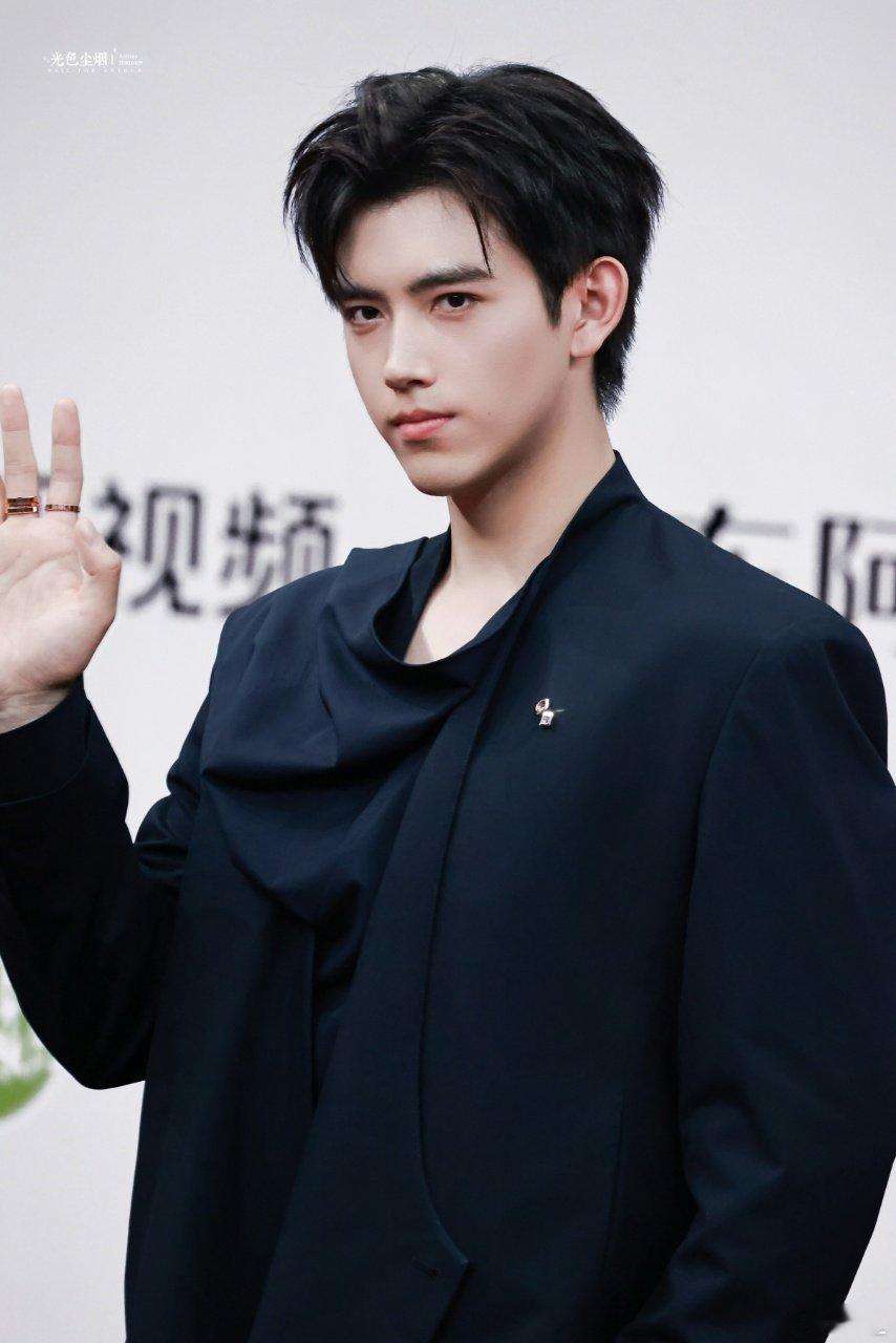 陈飞宇 有25岁的daddy吗 金鸡奖造型帅到被封daddy，他却在采访里一本正