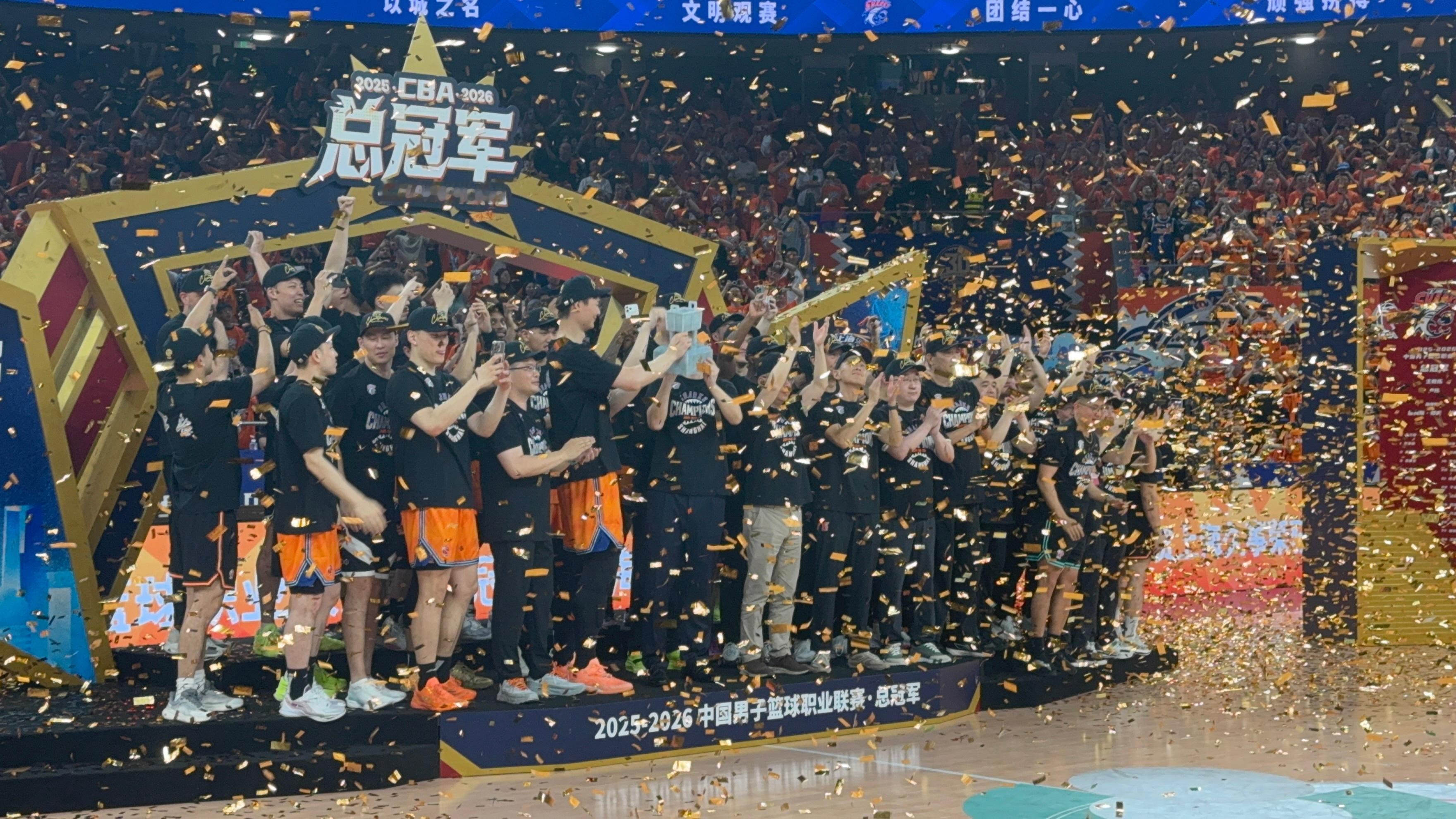 总有一场金色的雨会为我们落下。上海久事大鲨鱼