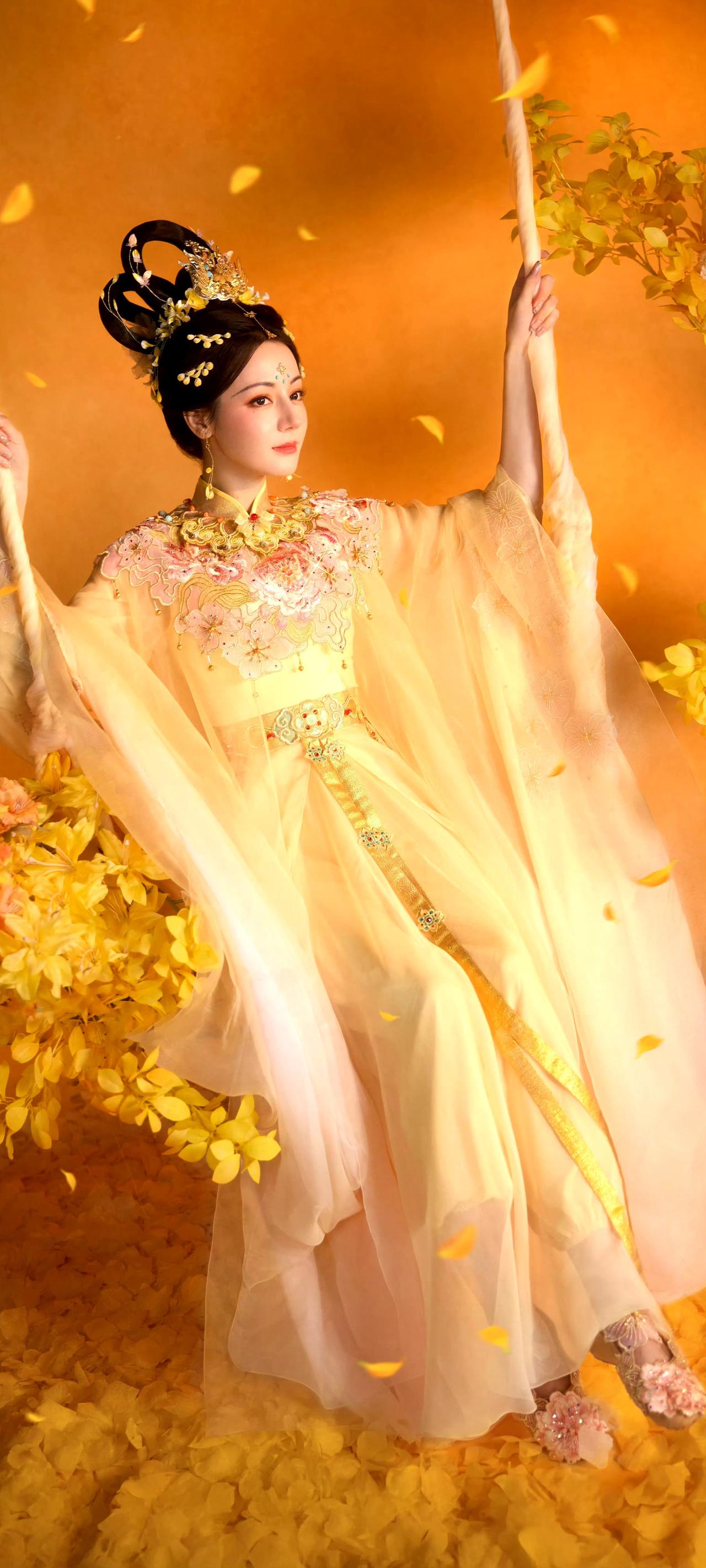 迪丽热巴嫦娥造型美上热搜！金纱霓裳宛如月宫仙子下凡！
谁能抵挡住这样的嫦娥？迪丽