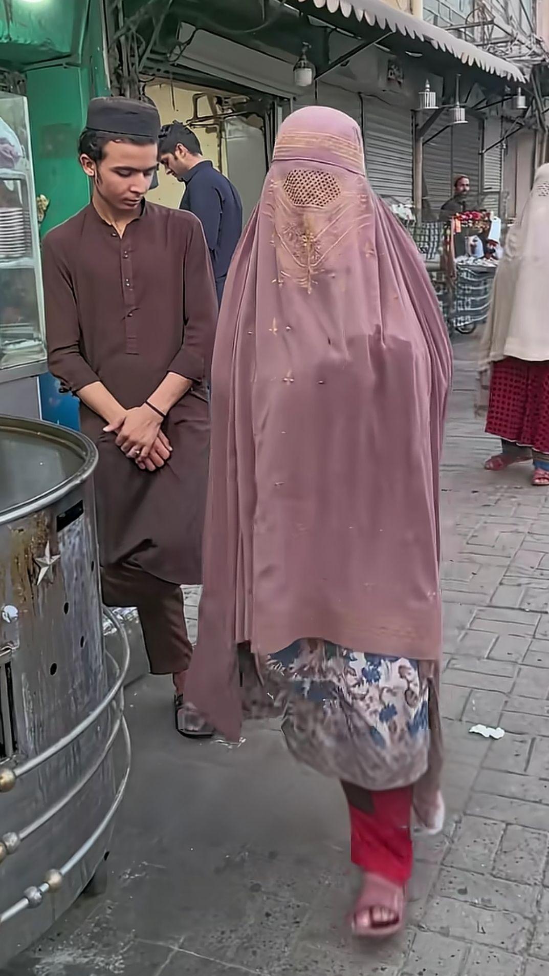 可怜的女人，自出生便与阳光绝缘。
厚重的布料如牢笼一般，将她从头到脚紧紧包裹。