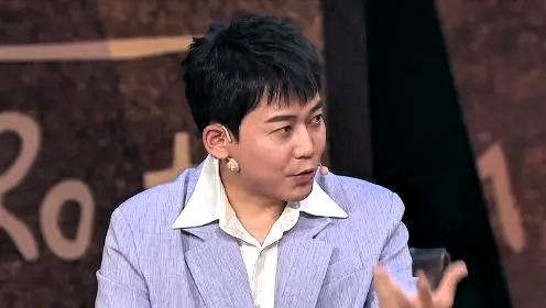 黄健翔在一次节目上曾说，苏醒因为球把他拉黑过，就因为梅西输了。

苏醒我们都知道