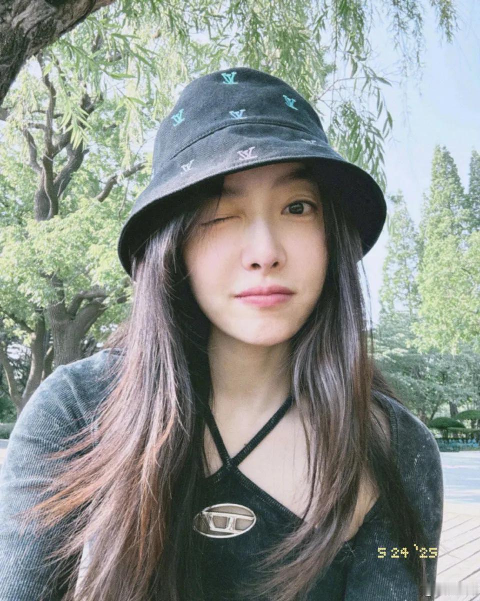 宋茜今日营业美照，真可爱！