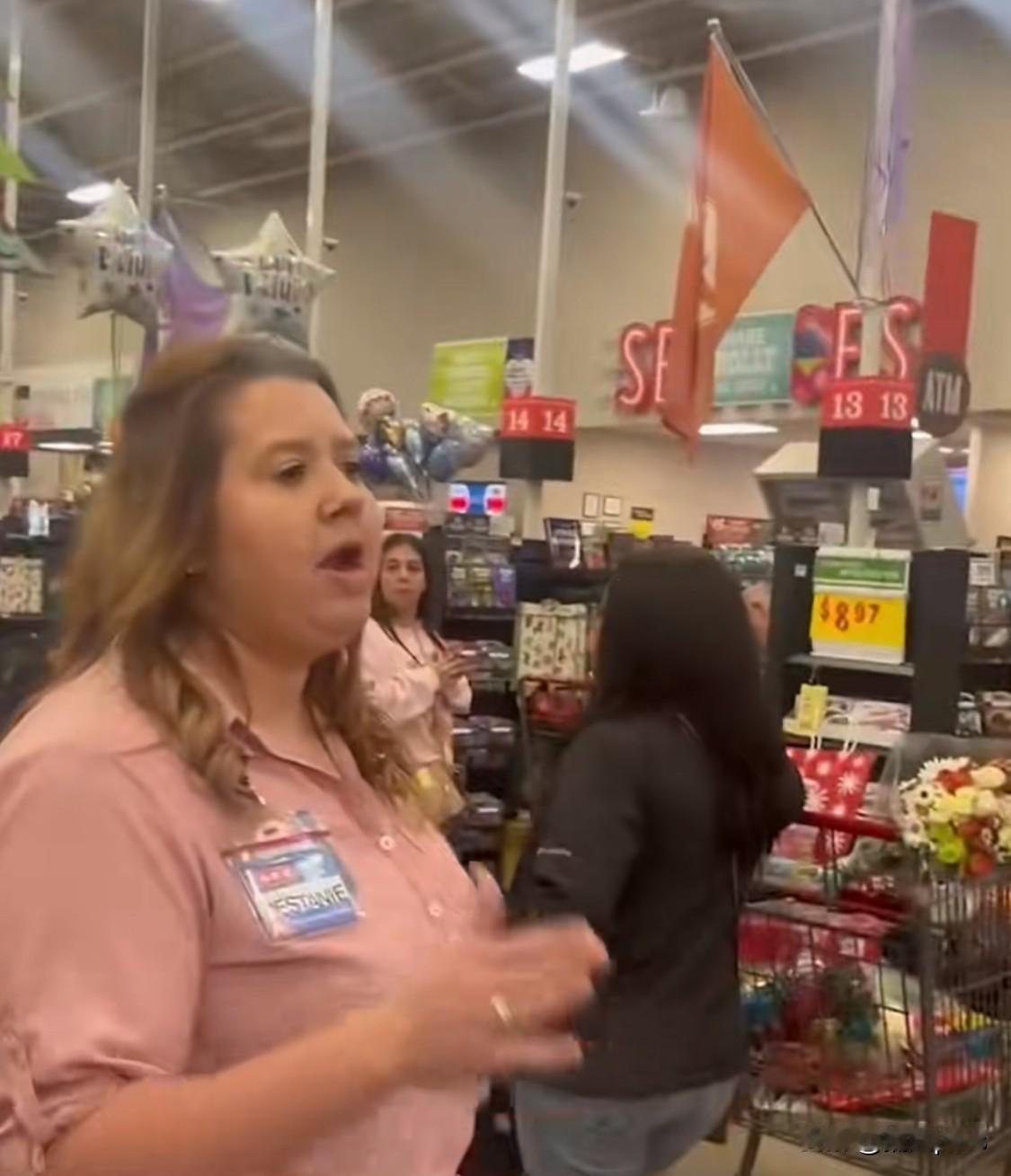 美国得克萨斯州一家连锁商店的收银机坏了，店家最后决定给顾客免费，作为圣诞礼物。