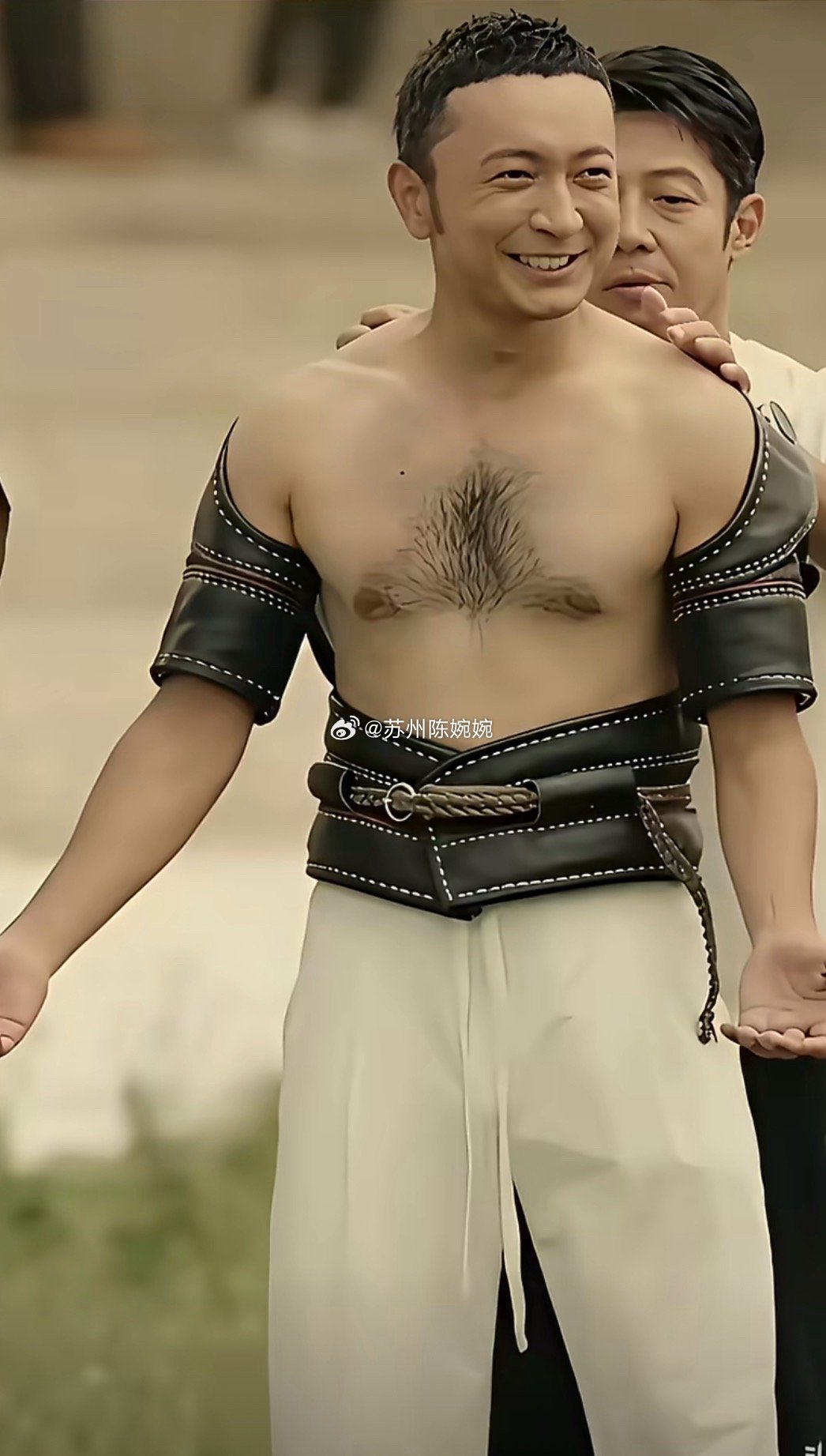 热点现场 汉族男性里，有胸毛的本来就很少，但凡长了胸毛的，大多都爱穿衬衫，还会有