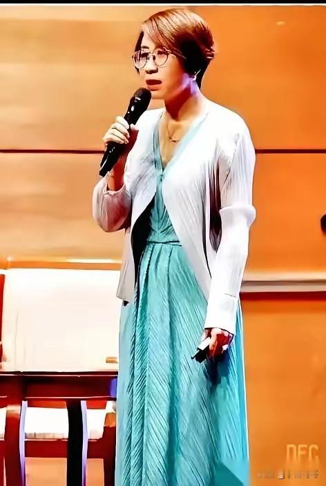 对不起，我真的无法共情赵宏。

原因很简单，她一边为孤儿奉献十五年，一边又为献血