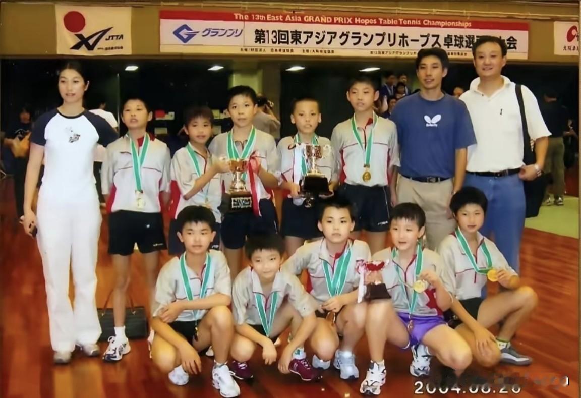 这张照片中，一眼就看到了十岁的小陈梦。

她和一群刚拿完冠军的小伙伴们在一起照相