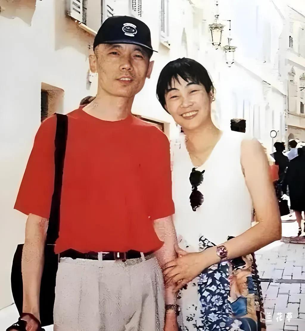 演员葛优。
一个靠得住的男人，一个幸福的女人。葛优和贺聪夫妇俩，恩爱38年无绯闻