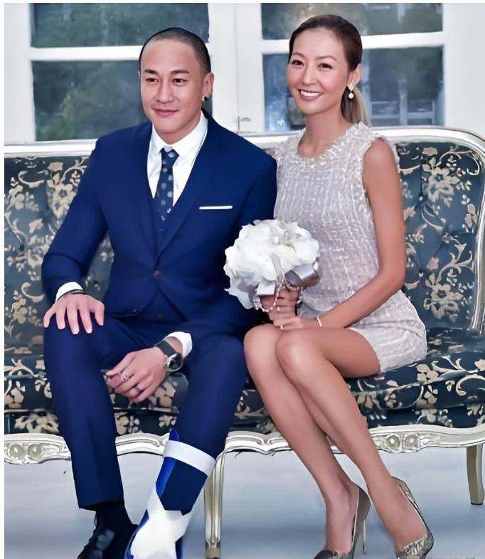 2016年，41岁的何润东娶了秘密相恋9年，初中学历、柜姐出身、家境贫寒的林姵希