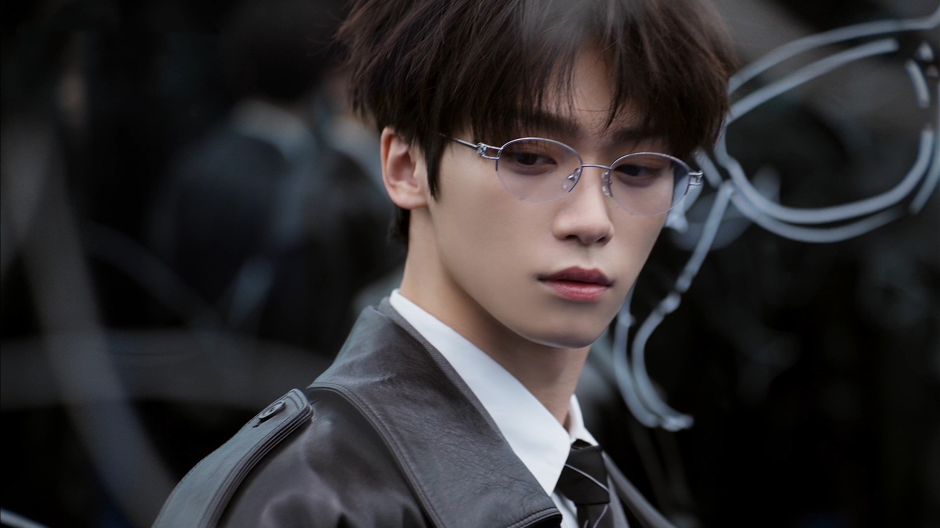 让梓渝戴眼镜的人是天才 看完梓渝最新短片直接被帅晕！他简直是行走的眼镜种草机，白