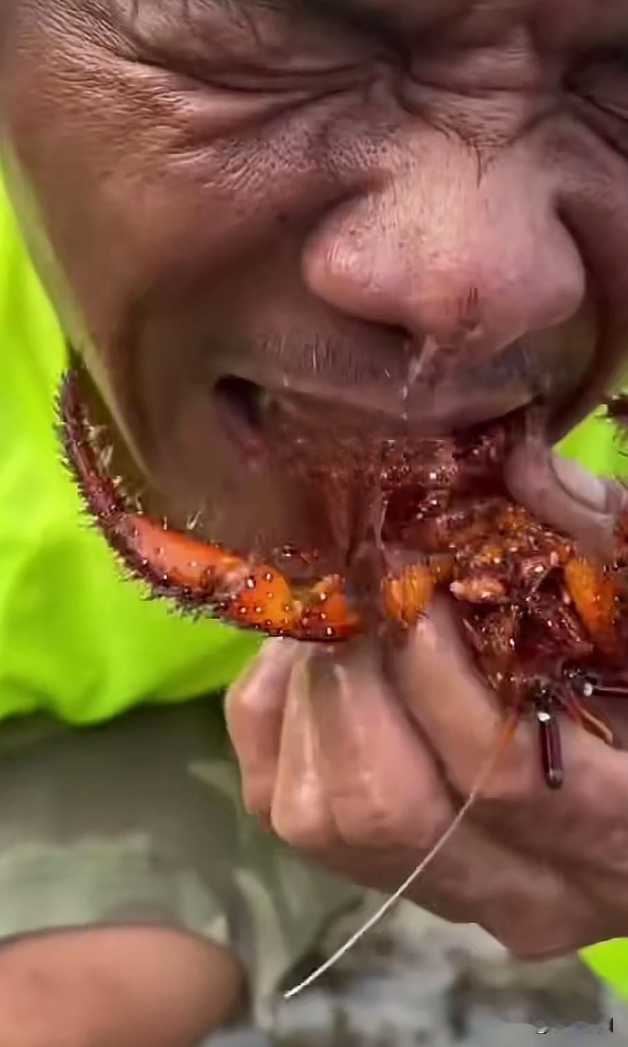 生吃食物这块不得不服东南亚有些国家，吃动物内脏这些只需要一喋自制蘸料，便可大口朵