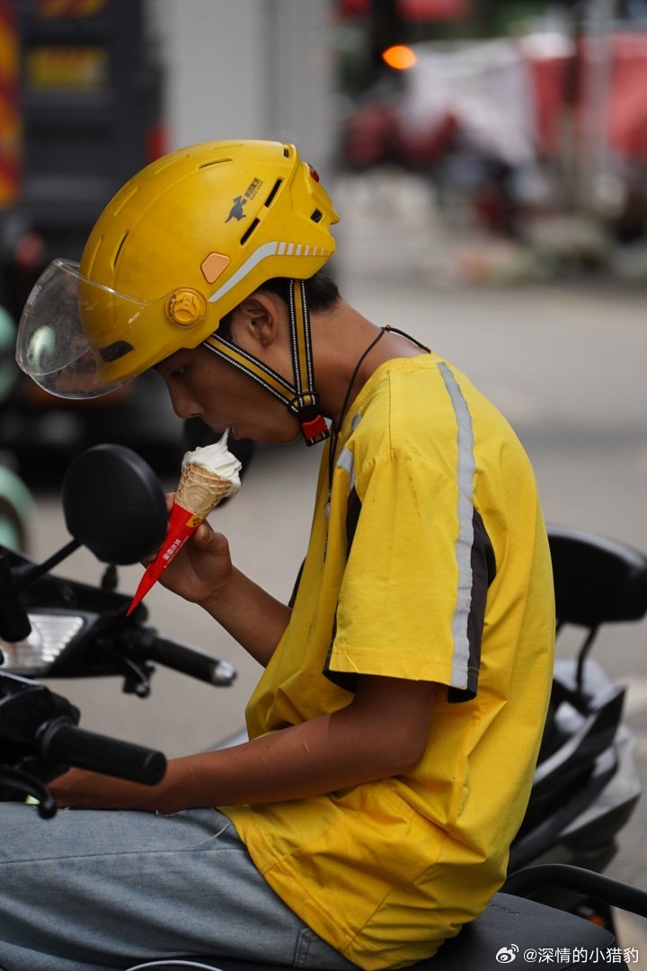 表情可爱的破洞牛仔裤小哥忙里偷闲吃个冰淇淋很快乐ʕ•ᴥ•ʔ🍦🍦🍦 