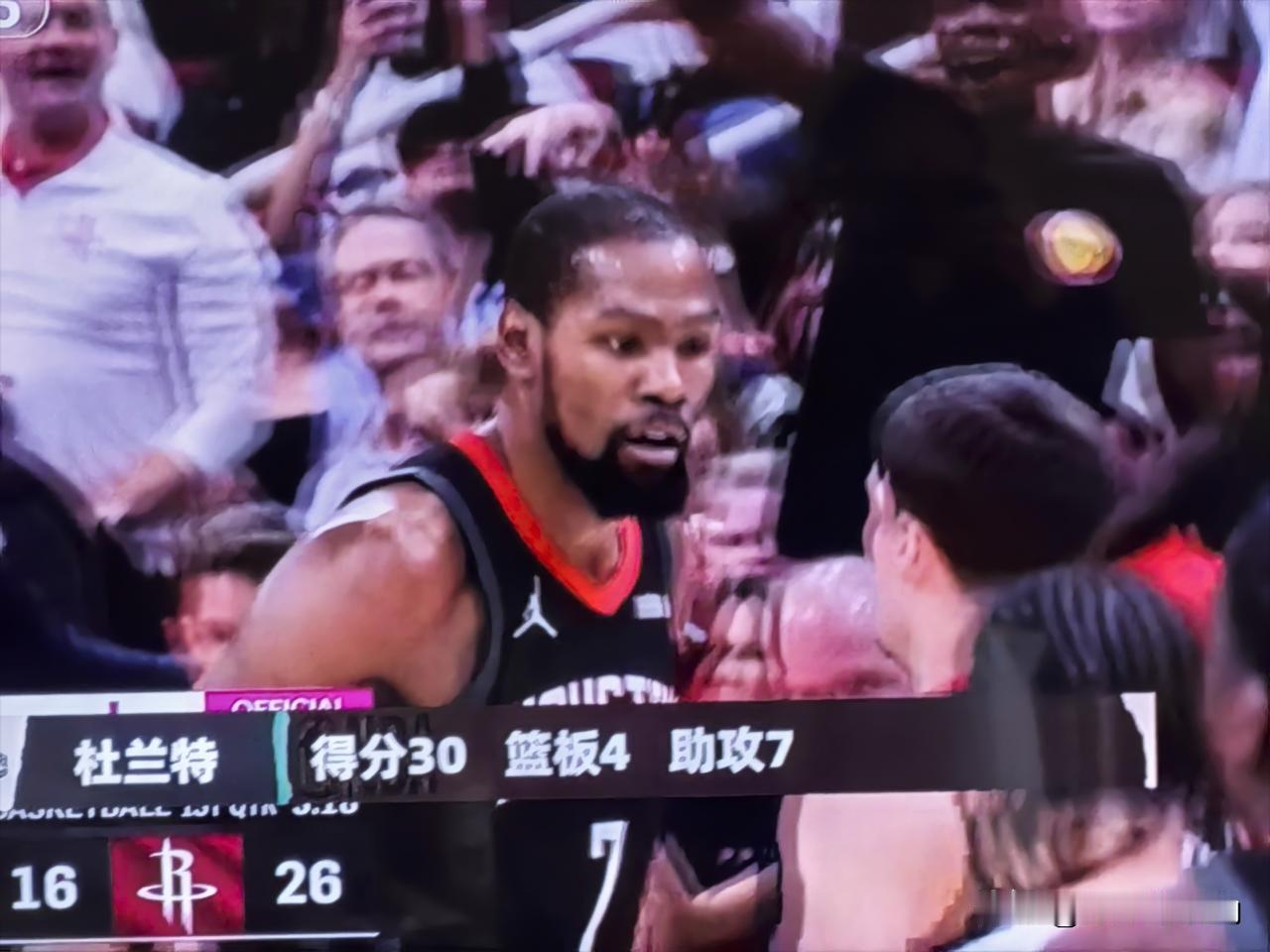 NBA常规赛火箭大胜骑士，
出场28.40，30分，4篮板，7助攻。杜兰特无所不