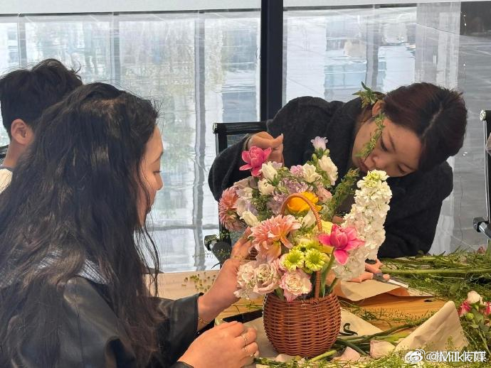 台州椒江以花为礼致敬每一位她春风送暖，花香满城。椒江以温馨主题活动庆祝 “三八”