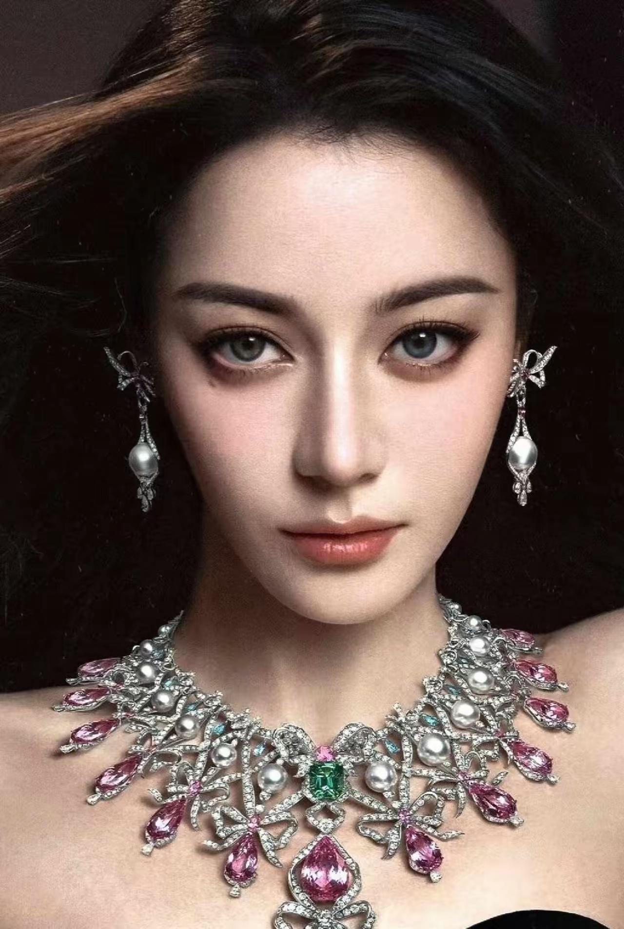 热巴
新疆美女迪丽热巴
浓妆明艳动人
淡妆毫无辨识度
真是有点难以理解啊！