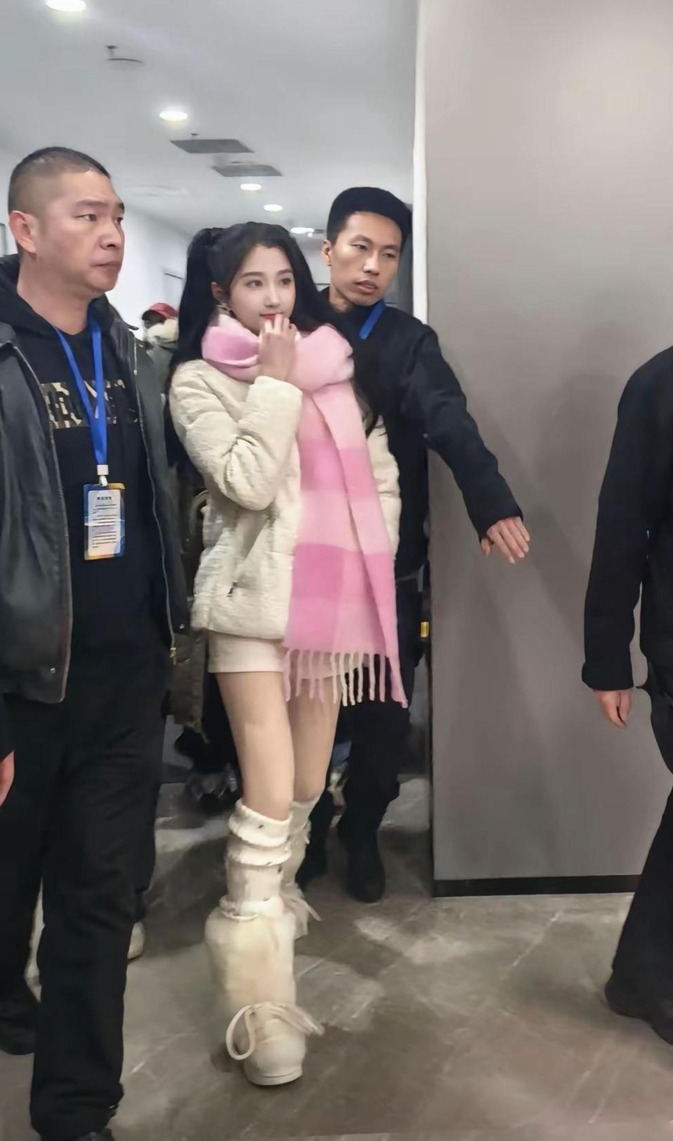 关晓彤这个双马尾造型也太萌了吧 第一次看她这种风格 