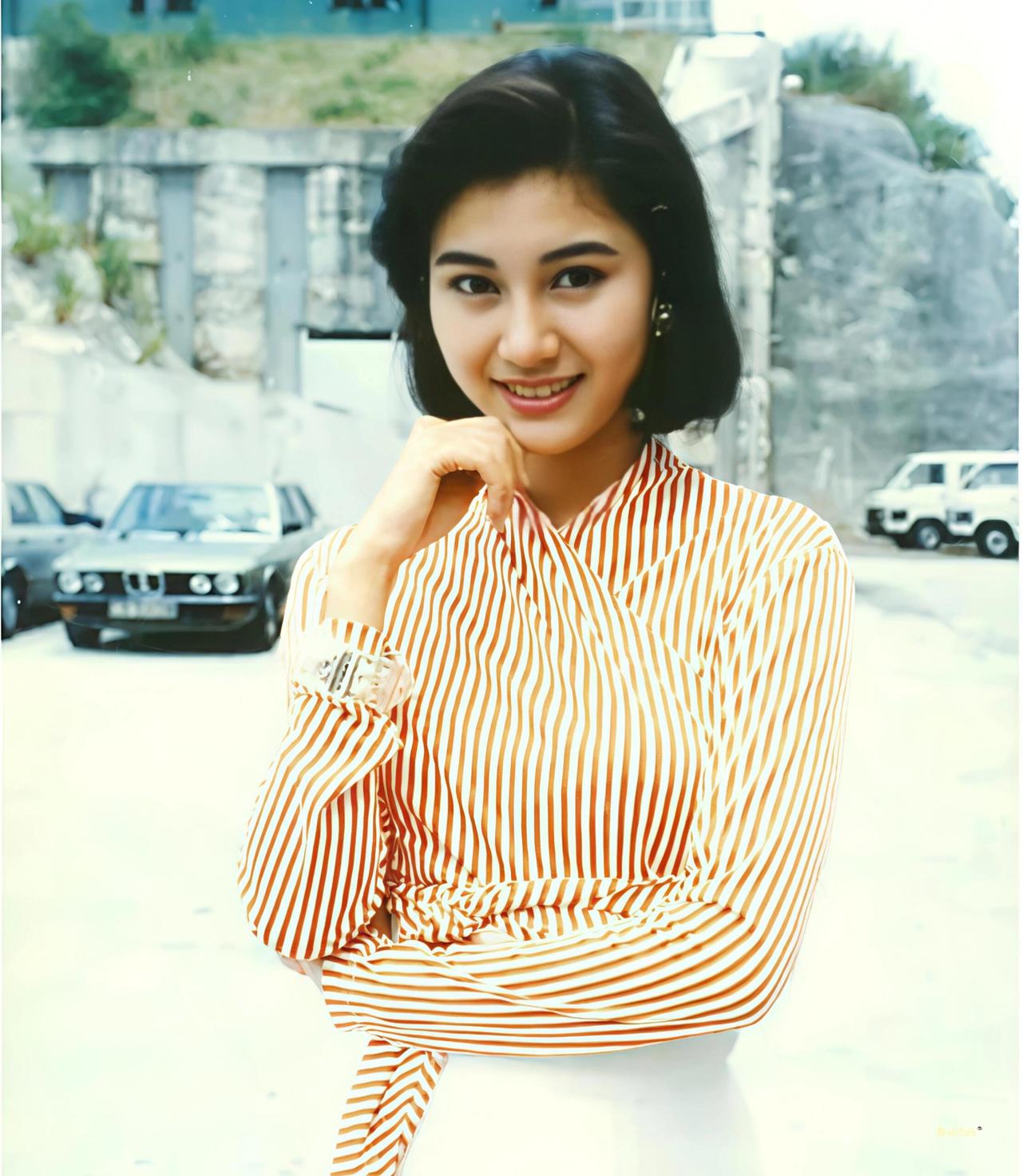 为什么还有人get不到她的美?

骨相凌厉却不失柔美，

五官精致却不显刻意，