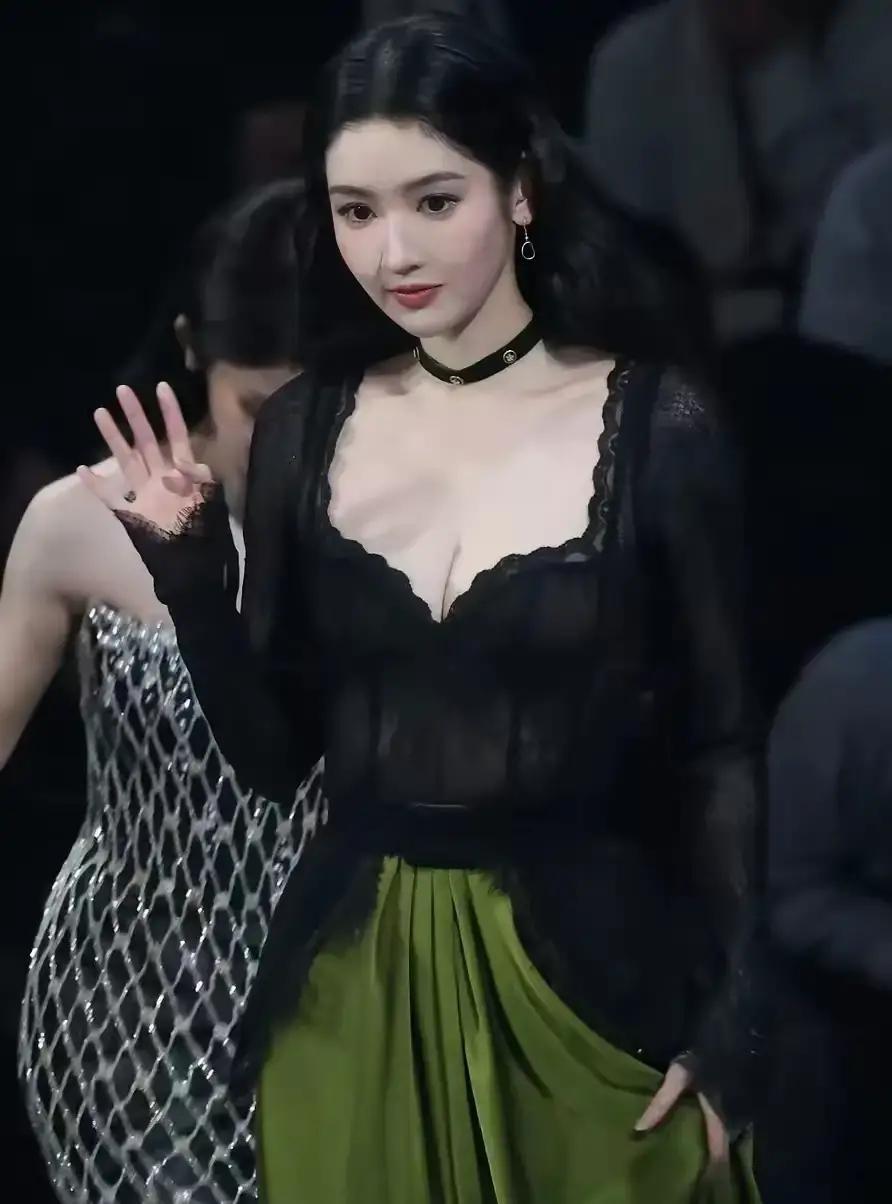 王玉雯穿银灰拖尾长裙一出场，镜头全冲她去了。
28岁，盘发配珍珠，腰线一掐，清冷