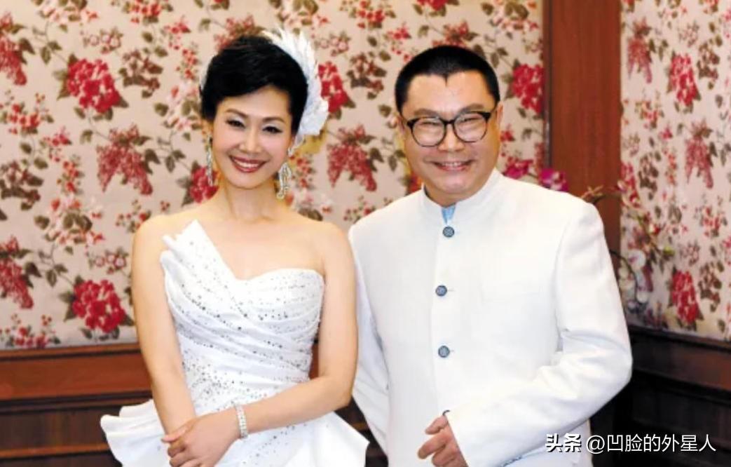 2010年，歌星尹相杰为了得到搭档于文华的爱，痴痴地等到了41岁，结过两次婚的于