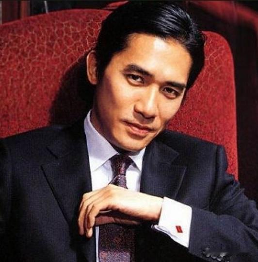 黄金年代的香港影坛，星光熠熠，其中有三位“伟”字男神：梁朝伟、吕良伟、苗侨伟。