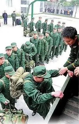 [军旅话题]新兵想家了，连队干部和班长一直哄着，可是，他竟然步行1000多公里回