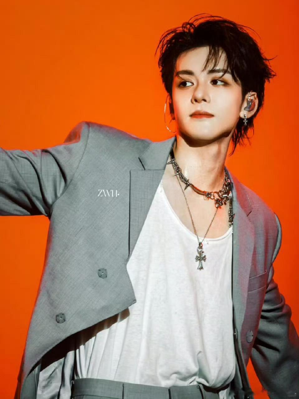 曾舜晞在我手机里唱一小时了 尖叫之夜《吻你吻上太空》直接封神！曾舜晞的粤语唱腔温