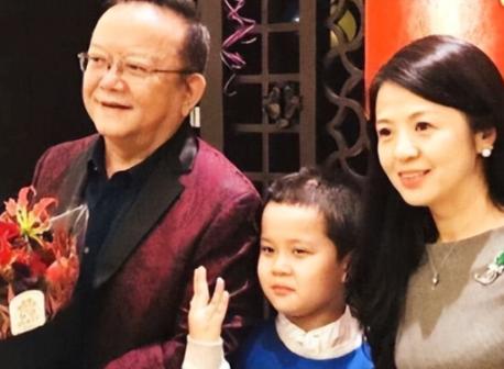58岁的王刚三婚娶了小他20岁的郑艳东，郑艳东听着那句“咱们丁克吧”，心头像被针