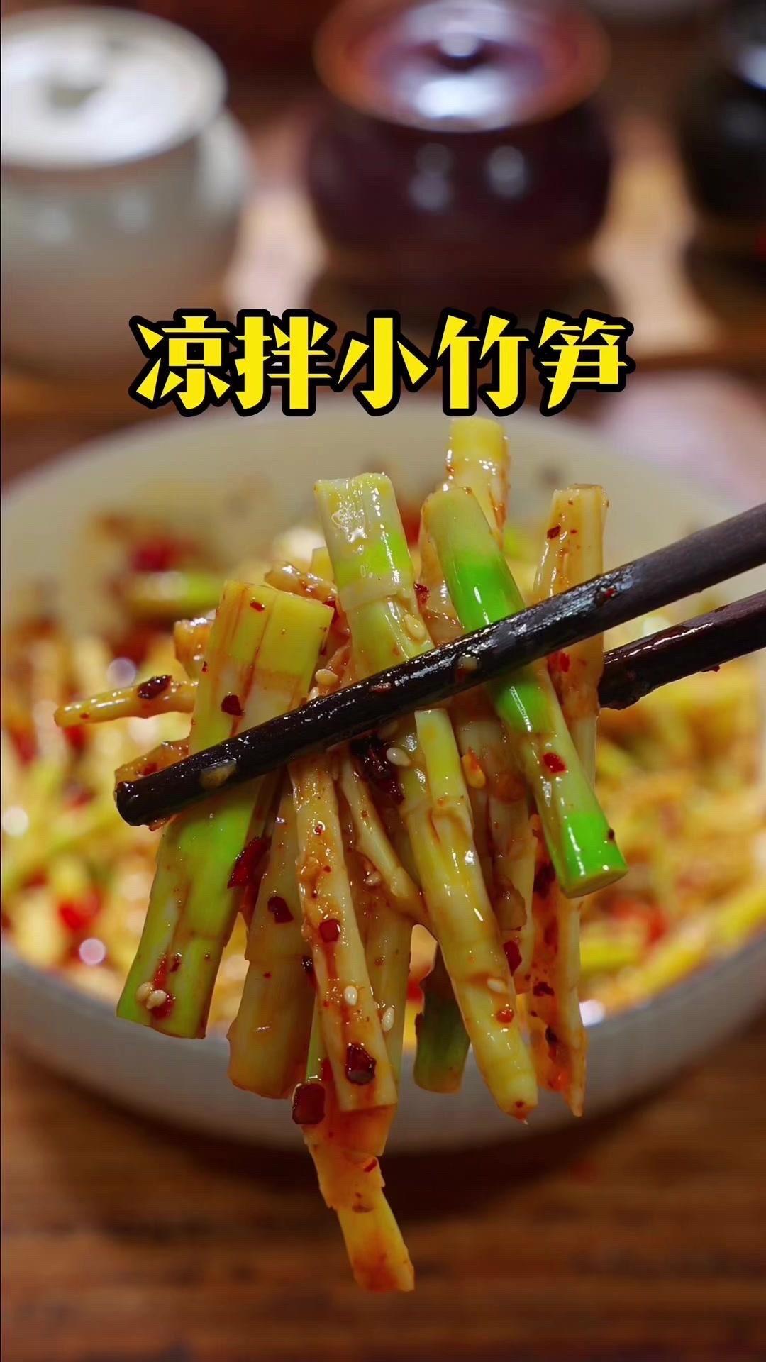 水烧开倒入小竹笋煮5分钟，捞出来倒冷水过凉，用刀拍一下切成长段。大蒜、小米辣、芝