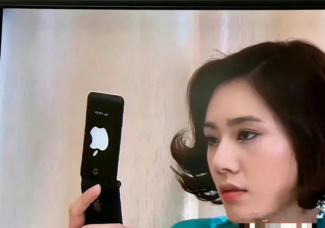以前看《回家的诱惑》居然没发现，品如用的是山寨🍎手机，富二代洪世贤家里的吊灯蜡