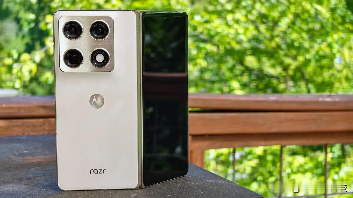 丑到像外挂摄像头的折叠机，Moto情怀不在。

Motorola Razr Fo