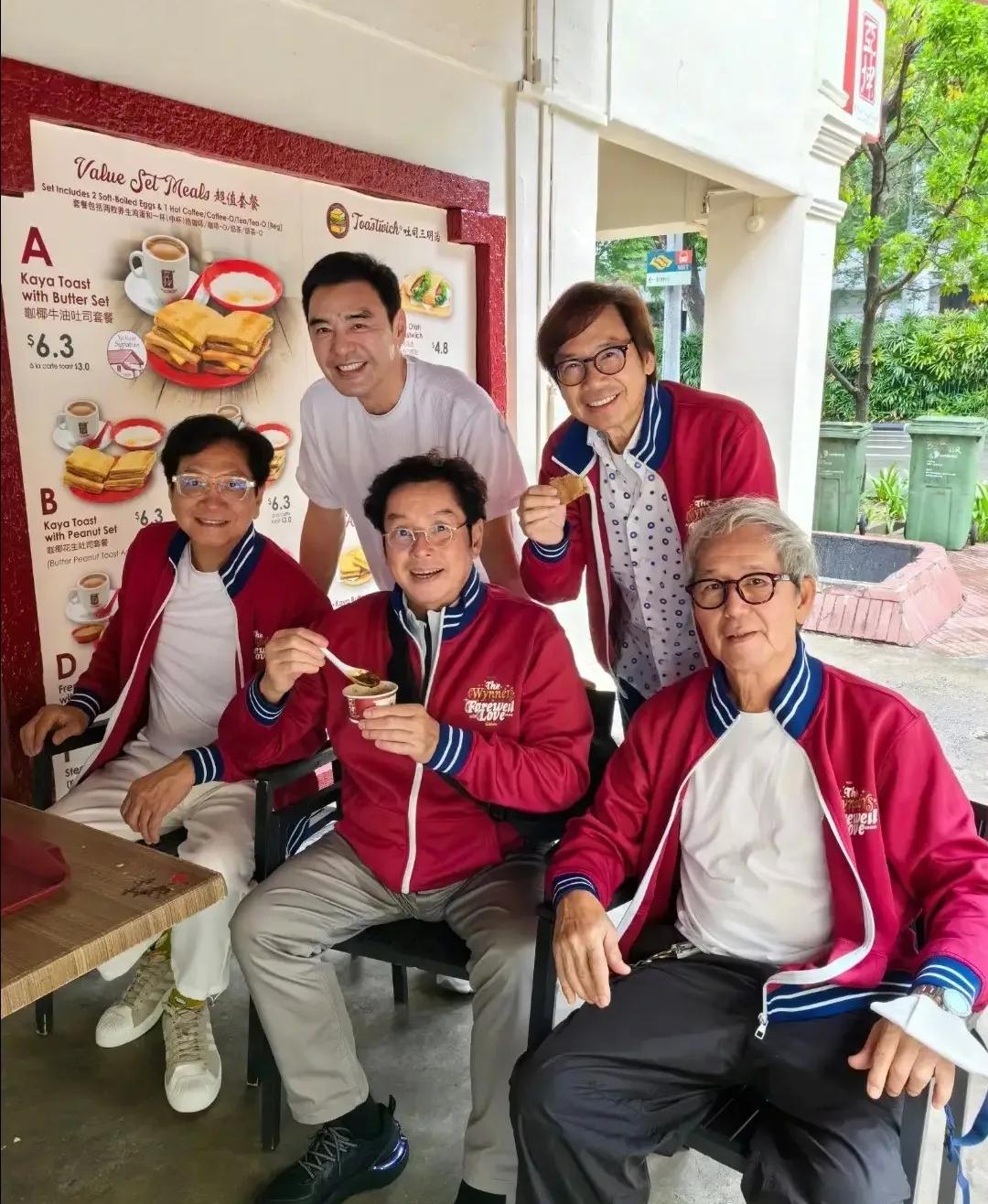 最近，谭咏麟在他的账号晒出了这张照片

马上就有人感叹：
这一代人已经渐渐远去了