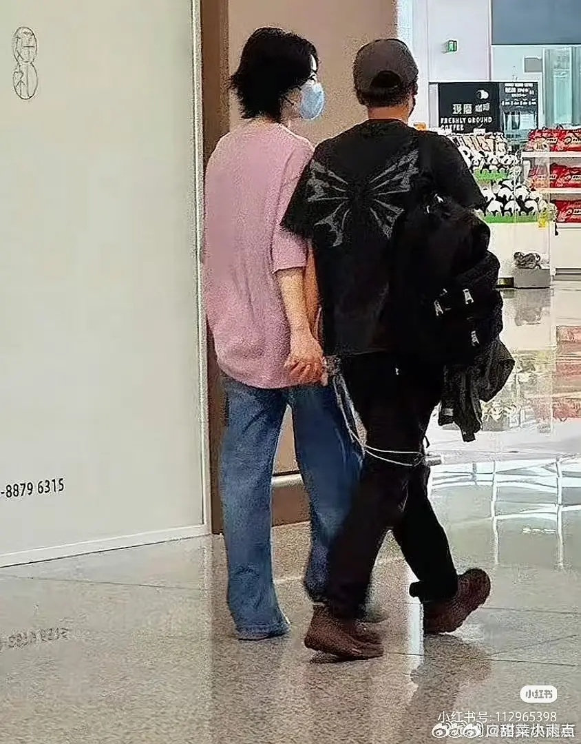 这居然是王菲谢霆锋？谢霆锋这么矮啊？😲 