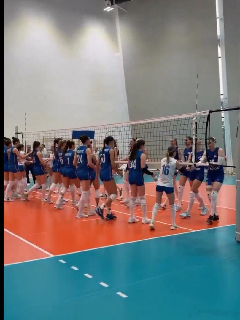 【塞尔维亚vs俄罗斯女排 热身赛战平】比分：2-2（30-28 19-25 25