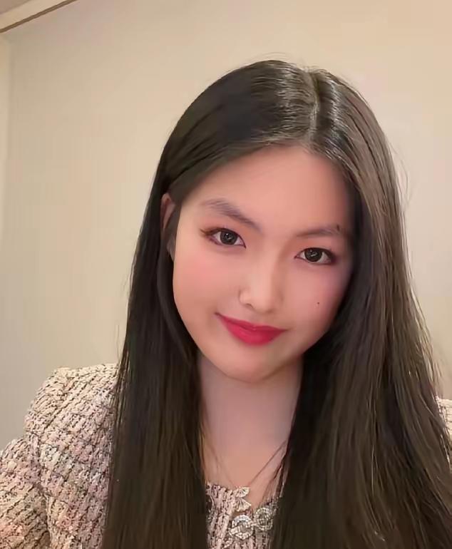 王诗龄一张自拍火了。没穿大牌，一件普通卫衣，头发随意扎着，评论区却清一色说“这才