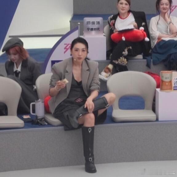 淡淡雷霆坐姿哈哈哈哈哈淡淡姐你这是什么雷霆坐姿在后台宛如回家般松弛，淡淡姐可曾掉