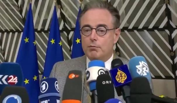 比利时首相巴特·德韦弗在布鲁塞尔欧盟峰会开幕式表示，“即使在二战期间也未没收冻结