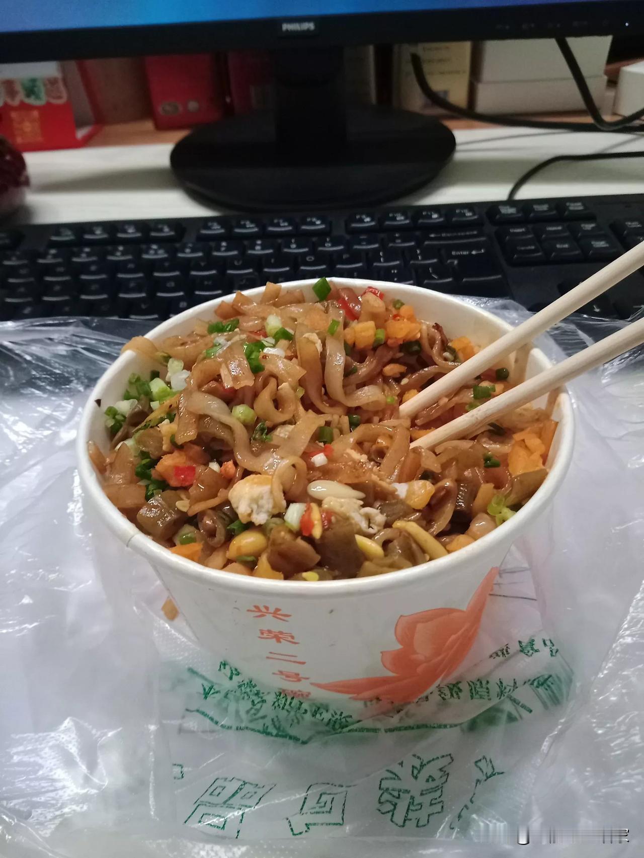 吃完这碗炒粉，继续努力搬砖。3块钱一碗的炒粉，非常划算。给的分量比一去品牌连锁的