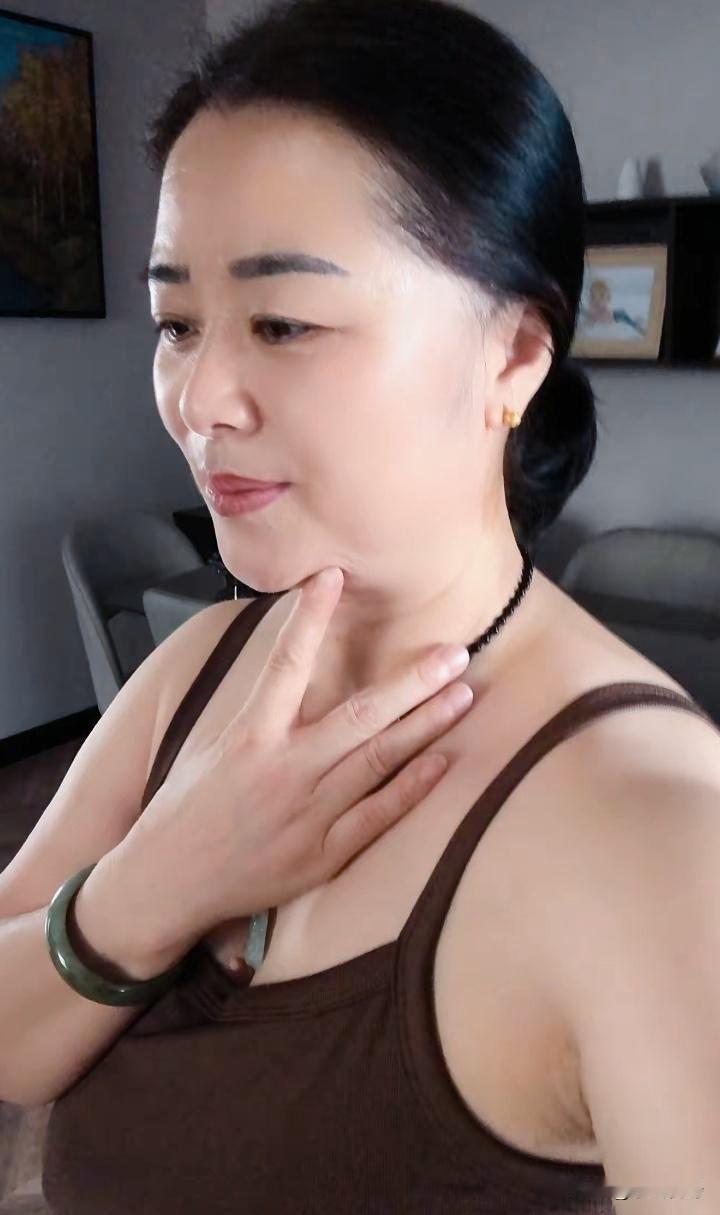 对于家庭“和”就是有“合”的谐音，也就是笼，两个人被困在笼中，根本走不出去，也就