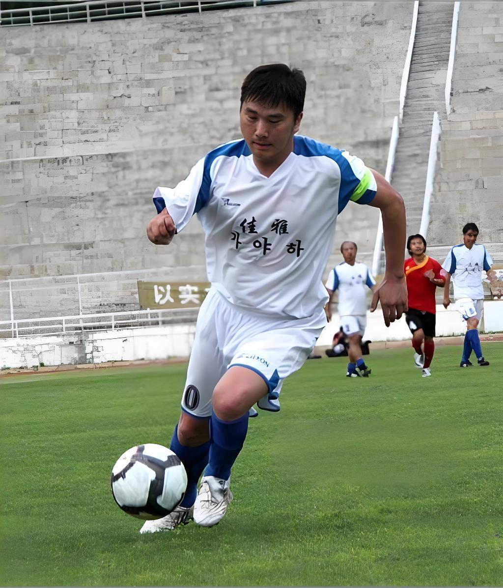 郑东七身材短小精悍，在场上拼劲十足，整体意识强，很有“长白太极虎”的味道；作为前