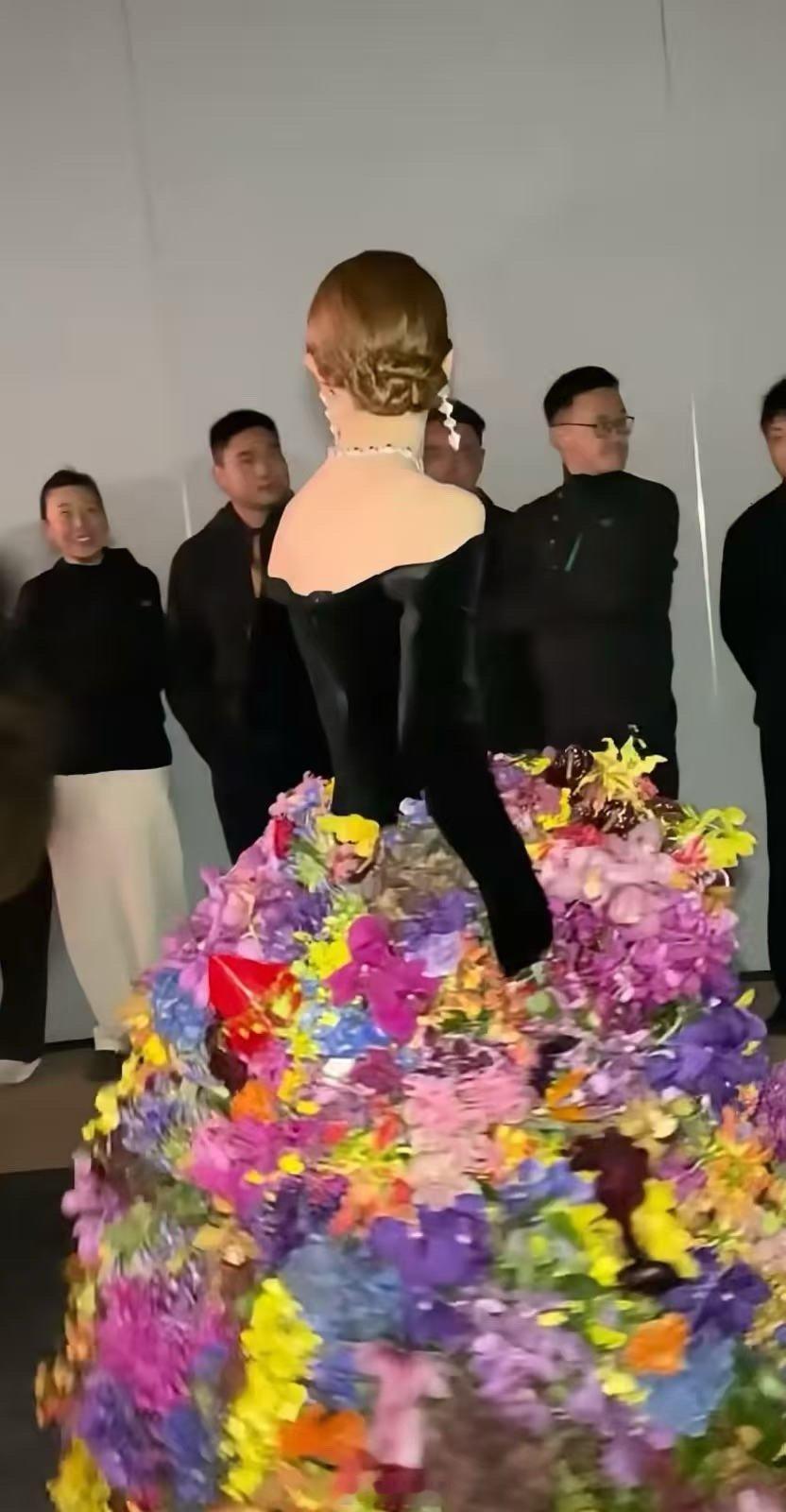 戚薇的裙子居然是真花 VOGUE名场面诞生！戚薇的全真花裙色彩和谐，杜华“怎么坐